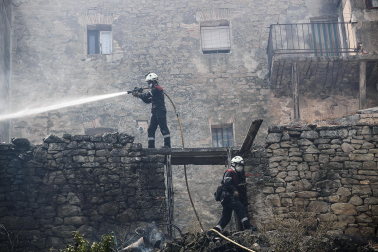 Vista de los trabajos para extinguir el fuego en la localidad de San Martín de Unx