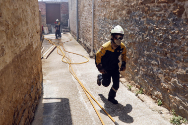 Vista de los trabajos para extinguir el fuego en la localidad de San Martín de Unx