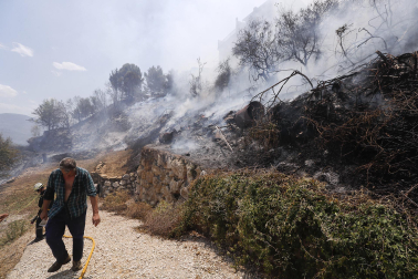 Vista de los trabajos para extinguir el fuego en la localidad de San Martín de Unx