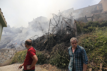 Vista de los trabajos para extinguir el fuego en la localidad de San Martín de Unx