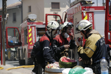 Vista de los trabajos para extinguir el fuego en la localidad de San Martín de Unx