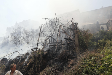 Vista de los trabajos para extinguir el fuego en la localidad de San Martín de Unx