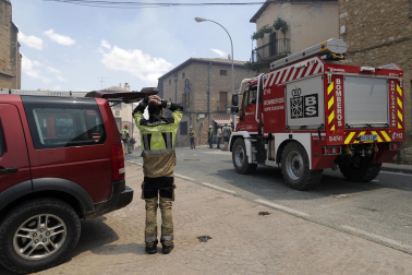 Vista de los trabajos para extinguir el fuego en la localidad de San Martín de Unx