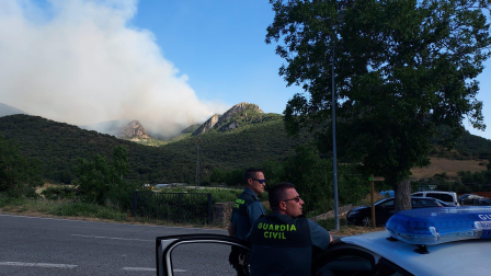 Fotos de los incendios activos en Navarra este domingo.
