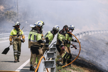 Fotos de los incendios activos en Navarra este domingo.