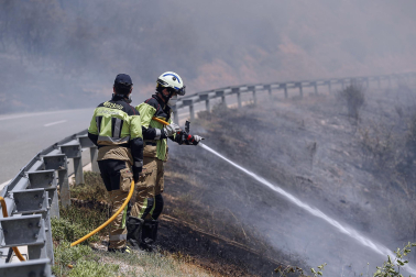 Fotos de los incendios activos en Navarra este domingo.