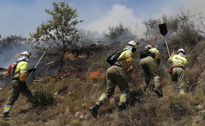 Fotos de los incendios activos en Navarra este domingo.