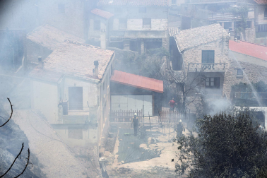 Fotos de los incendios activos en Navarra este domingo.