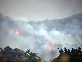 Fotos de los incendios activos en Navarra este domingo.