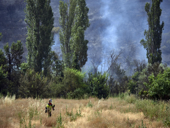 Fotos de los incendios activos en Navarra este domingo.