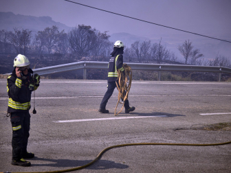 Fotos de los incendios activos en Navarra este domingo.