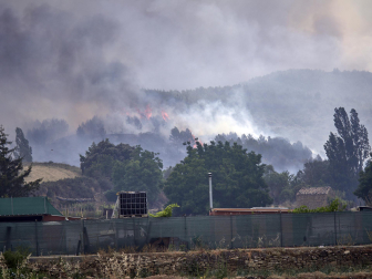 Fotos de los incendios activos en Navarra este domingo.
