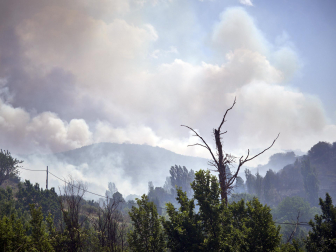Fotos de los incendios activos en Navarra este domingo.