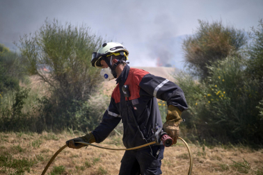 Fotos de los incendios activos en Navarra este domingo.