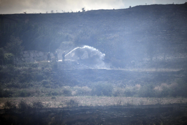 Fotos de los incendios activos en Navarra este domingo.