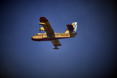 Fotos de los incendios activos en Navarra este domingo.