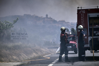 Fotos de los incendios activos en Navarra este domingo.