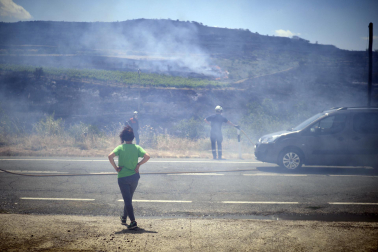 Fotos de los incendios activos en Navarra este domingo.
