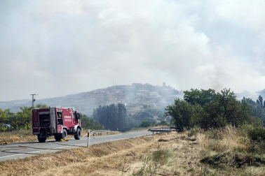 Fotos de los incendios activos en Navarra este domingo.