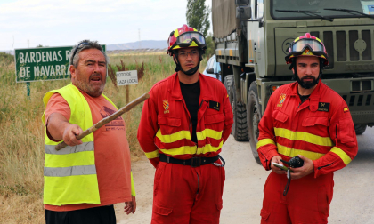 Fotos de los incendios activos en Navarra. El fuego en las cercanías de San Martín de Unx ha provocado el desalojo de la localidad.