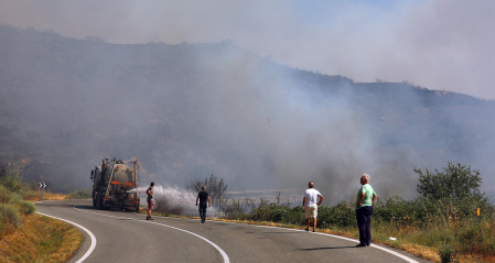 Fotos de los incendios activos en Navarra. El fuego en las cercanías de San Martín de Unx ha provocado el desalojo de la localidad.