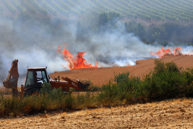 Fotos de los incendios activos en Navarra. El fuego en las cercanías de San Martín de Unx ha provocado el desalojo de la localidad.