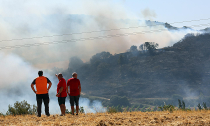 Fotos de los incendios activos en Navarra. El fuego en las cercanías de San Martín de Unx ha provocado el desalojo de la localidad.