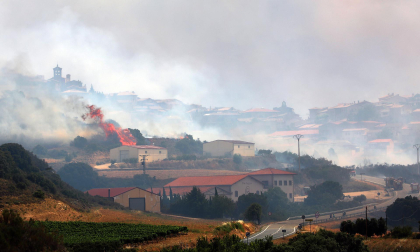 Fotos de los incendios activos en Navarra. El fuego en las cercanías de San Martín de Unx ha provocado el desalojo de la localidad.