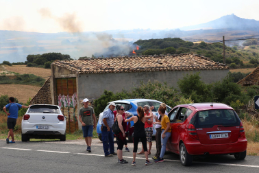 Fotos de los incendios activos en Navarra. El fuego en las cercanías de San Martín de Unx ha provocado el desalojo de la localidad.