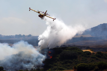 Fotos de los incendios activos en Navarra. El fuego en las cercanías de San Martín de Unx ha provocado el desalojo de la localidad.