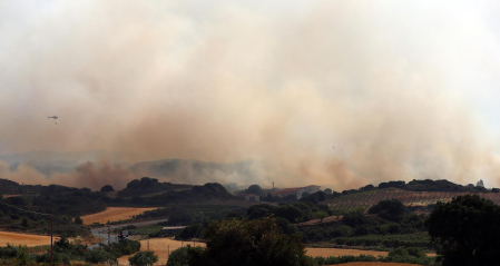 Fotos de los incendios activos en Navarra. El fuego en las cercanías de San Martín de Unx ha provocado el desalojo de la localidad.