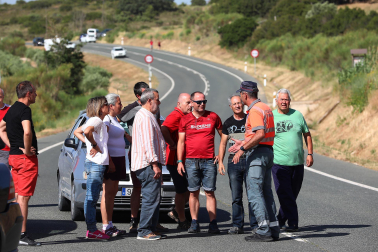 Fotos de los incendios activos en Navarra. El fuego en las cercanías de San Martín de Unx ha provocado el desalojo de la localidad.
