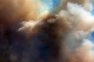 Fotos de los incendios activos en Navarra. El fuego en las cercanías de San Martín de Unx ha provocado el desalojo de la localidad.