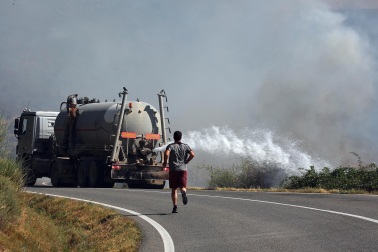 Fotos de los incendios activos en Navarra. El fuego en las cercanías de San Martín de Unx ha provocado el desalojo de la localidad.
