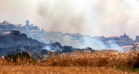 Fotos de los incendios activos en Navarra. El fuego en las cercanías de San Martín de Unx ha provocado el desalojo de la localidad.