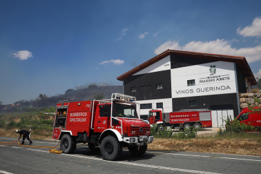 Fotos de los incendios activos en Navarra. El fuego en las cercanías de San Martín de Unx ha provocado el desalojo de la localidad.