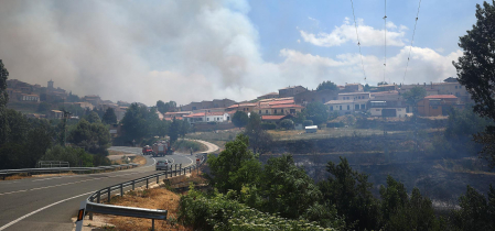 Fotos de los incendios activos en Navarra. El fuego en las cercanías de San Martín de Unx ha provocado el desalojo de la localidad.