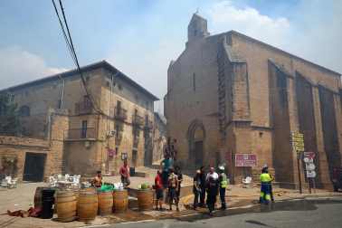Fotos de los incendios activos en Navarra. El fuego en las cercanías de San Martín de Unx ha provocado el desalojo de la localidad.