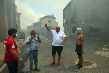 Fotos de los incendios activos en Navarra. El fuego en las cercanías de San Martín de Unx ha provocado el desalojo de la localidad.