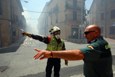 Fotos de los incendios activos en Navarra. El fuego en las cercanías de San Martín de Unx ha provocado el desalojo de la localidad.