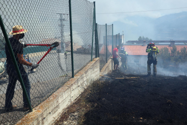 Fotos de los incendios activos en Navarra. El fuego en las cercanías de San Martín de Unx ha provocado el desalojo de la localidad.