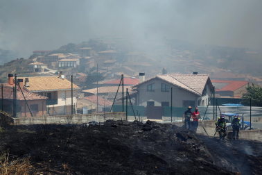 Fotos de los incendios activos en Navarra. El fuego en las cercanías de San Martín de Unx ha provocado el desalojo de la localidad.