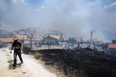 Fotos de los incendios activos en Navarra. El fuego en las cercanías de San Martín de Unx ha provocado el desalojo de la localidad.