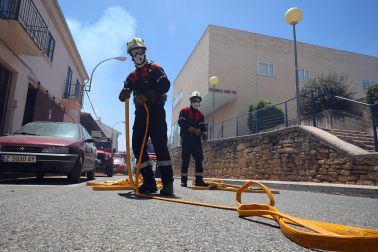 Fotos de los incendios activos en Navarra. El fuego en las cercanías de San Martín de Unx ha provocado el desalojo de la localidad.