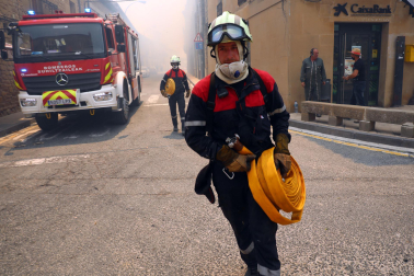 Fotos de los incendios activos en Navarra. El fuego en las cercanías de San Martín de Unx ha provocado el desalojo de la localidad.
