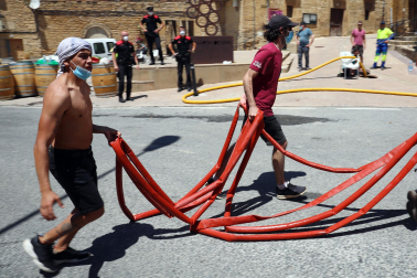 Fotos de los incendios activos en Navarra. El fuego en las cercanías de San Martín de Unx ha provocado el desalojo de la localidad.