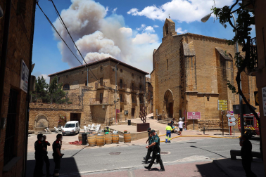Fotos de los incendios activos en Navarra. El fuego en las cercanías de San Martín de Unx ha provocado el desalojo de la localidad.