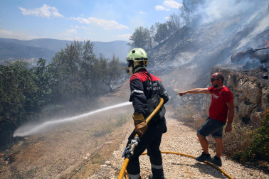 Fotos de los incendios activos en Navarra. El fuego en las cercanías de San Martín de Unx ha provocado el desalojo de la localidad.