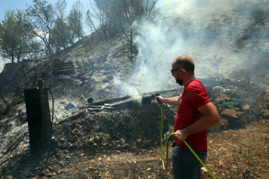 Fotos de los incendios activos en Navarra. El fuego en las cercanías de San Martín de Unx ha provocado el desalojo de la localidad.