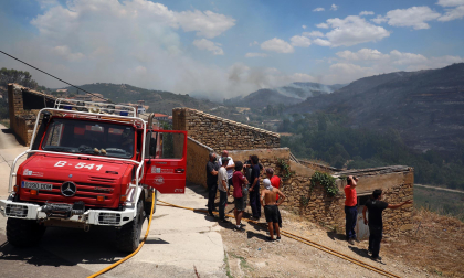 Fotos de los incendios activos en Navarra. El fuego en las cercanías de San Martín de Unx ha provocado el desalojo de la localidad.